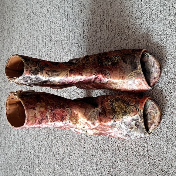 BAMBOO Print Velour Booties - Picture 2 of 13